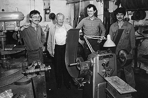 HP Klötzli, Paul Flury, Paul Jenal und Tsirin Brun in der Klötzli Werkstatt vor dem Auszug.