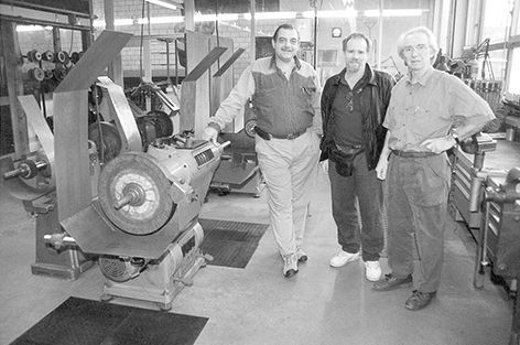 Die Messermacher Bob Terzuola, Michael Walker und Ron Lake in der Klötzli Werkstatt..