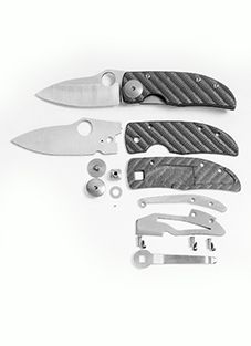 Die Einzelteile des Spyderco Klappmessers C22 ausgelegt.