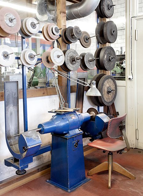 Maschine zum schleifen mit verschiedenen Schleifscheiben in der Klötzli Werkstatt