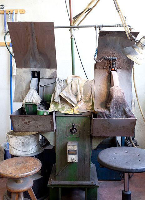 Grinding machine in the Klotzli workshop