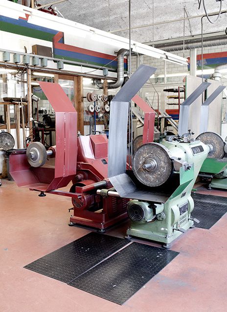 Maschinen zum polieren in der Klötzli Werkstatt