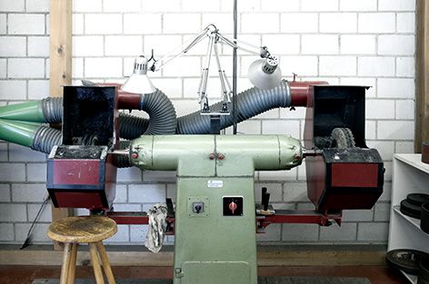 Maschine zum glänzen von Klingen in der Werkstatt