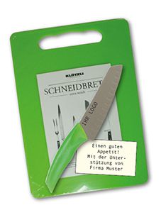 Küchenmesser mit grünem Griff auf grünem Schneidbrett als Firmengeschenk.