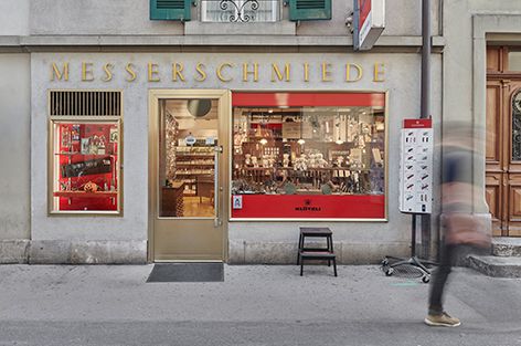 Aussenansicht des Verkaufsgeschäft der Klötzli Messerschmiede in Bern.
