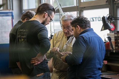 Swissinfo.ch fotoreport über die Arbeit in der Klötzli Messerschmiede